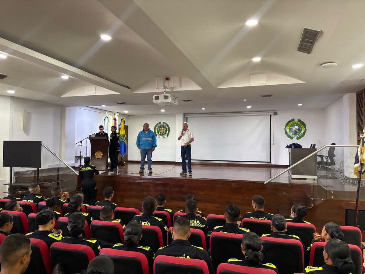 arcilaDDHH's tweet photo. Desde la @AlcaldiadeMed iniciamos el ciclo formativo en Derechos Humanos y Construcción de Paz Ciudadana con 120 estudiantes de la 2.ª Compañía Bolívar en la Escuela Carlos E. Restrepo de la @PoliciaColombia
​Un espacio de formación para profundizar en la defensa y garantías de los DD. HH. 
​@FicoGutierrez @PazDDHHmed @PoliciaMedellin