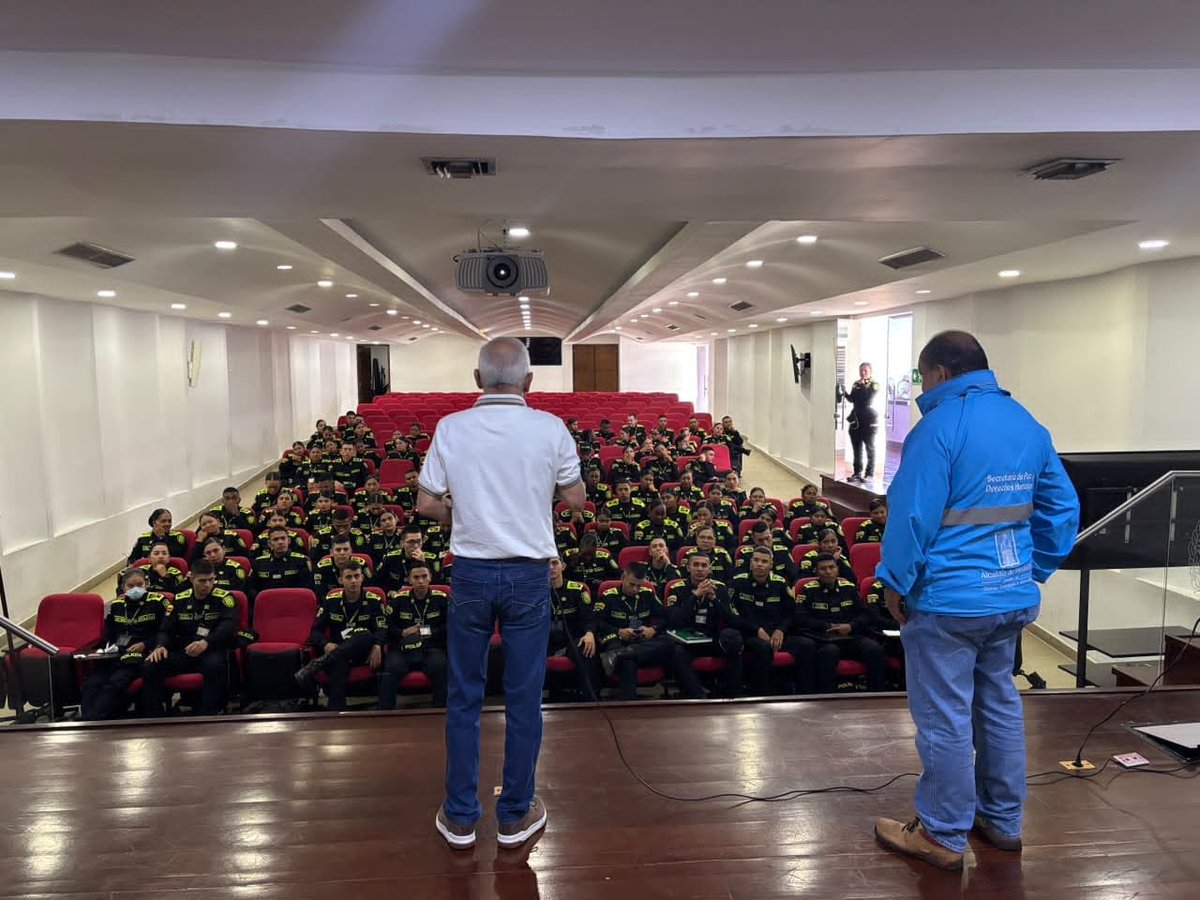 arcilaDDHH's tweet photo. Desde la @AlcaldiadeMed iniciamos el ciclo formativo en Derechos Humanos y Construcción de Paz Ciudadana con 120 estudiantes de la 2.ª Compañía Bolívar en la Escuela Carlos E. Restrepo de la @PoliciaColombia
​Un espacio de formación para profundizar en la defensa y garantías de los DD. HH. 
​@FicoGutierrez @PazDDHHmed @PoliciaMedellin