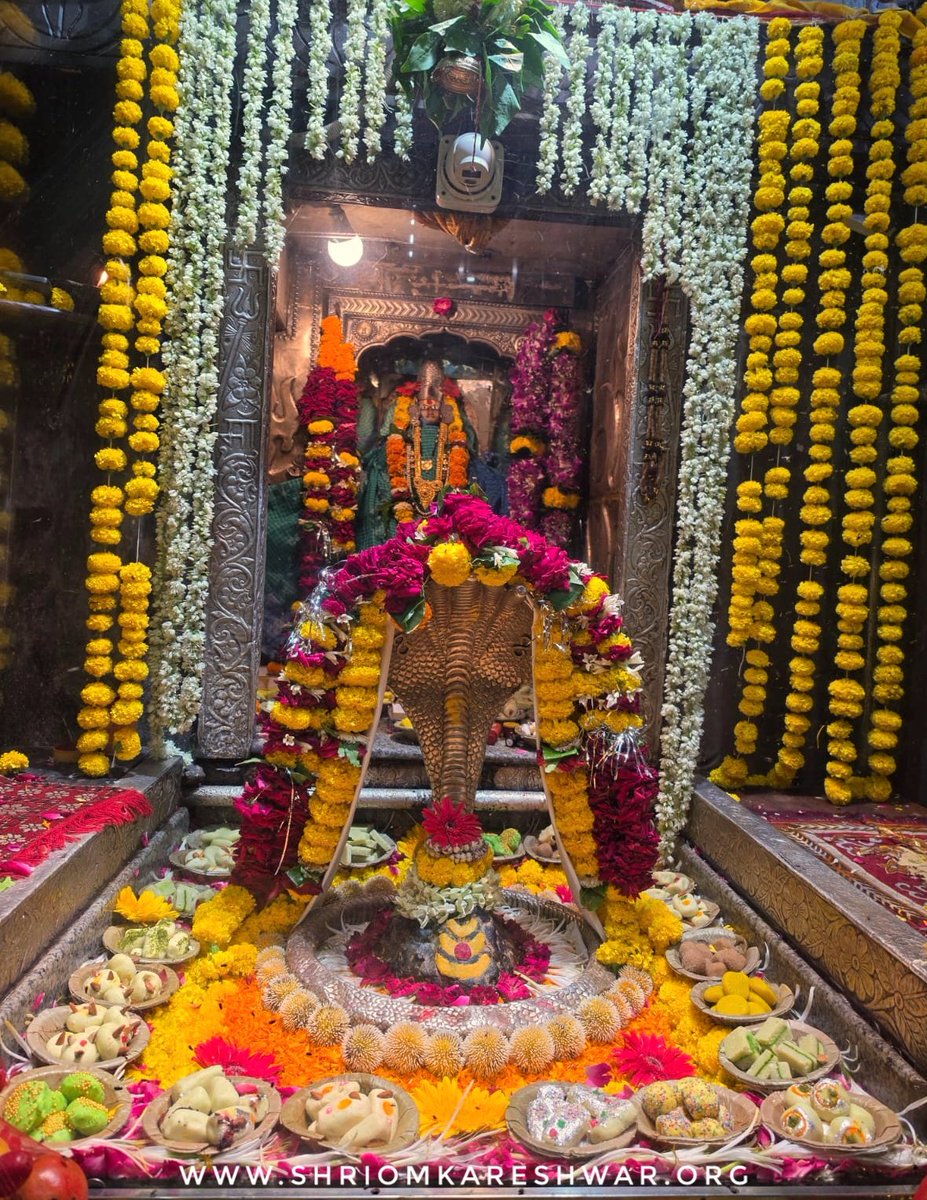 OmkarJyotirling's tweet photo. 🚩जय ओंकार जी 🚩
द्वादश ज्योतिर्लिंग में चतुर्थ, श्री ओंकारेश्वर में श्री ओंकार  महाराज के श्रृंगार दर्शन।
आषाढ़ शुक्ल पक्ष एकादशी स. 2082 शनिवार दिनांक-25/07/26
वेब-https://t.co/cOFsHLEZaw
हेल्प-8989998686(8AM-8PM)
#omkareshwar #ओम्कारेश्वर https://t.co/FK008p6nae