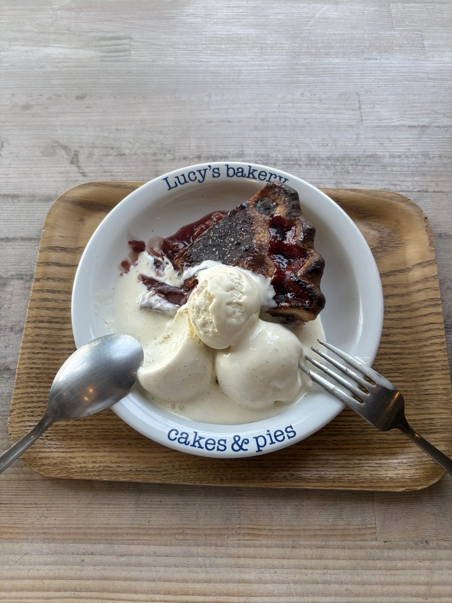 7Rfwc's tweet photo. AKIKOAOKIの靴とチェリーパイ🍒🍨 https://t.co/FJNckHXPAR
