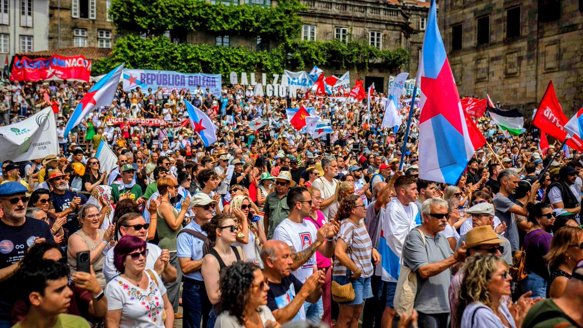 contradiscurso's tweet photo. Un #25dexullo espectacular! Unha verdadeira maré de conciencia nacional a empurrar a causa da soberanía. Soberanía para mudalo todo. Para erguermos a Galiza próspera, igualitaria, de xustiza social e radicalmente democrática que soñamos. 

Avante, sen tregua: REPÚBLICA GALEGA! https://t.co/qYjhcpi8hZ