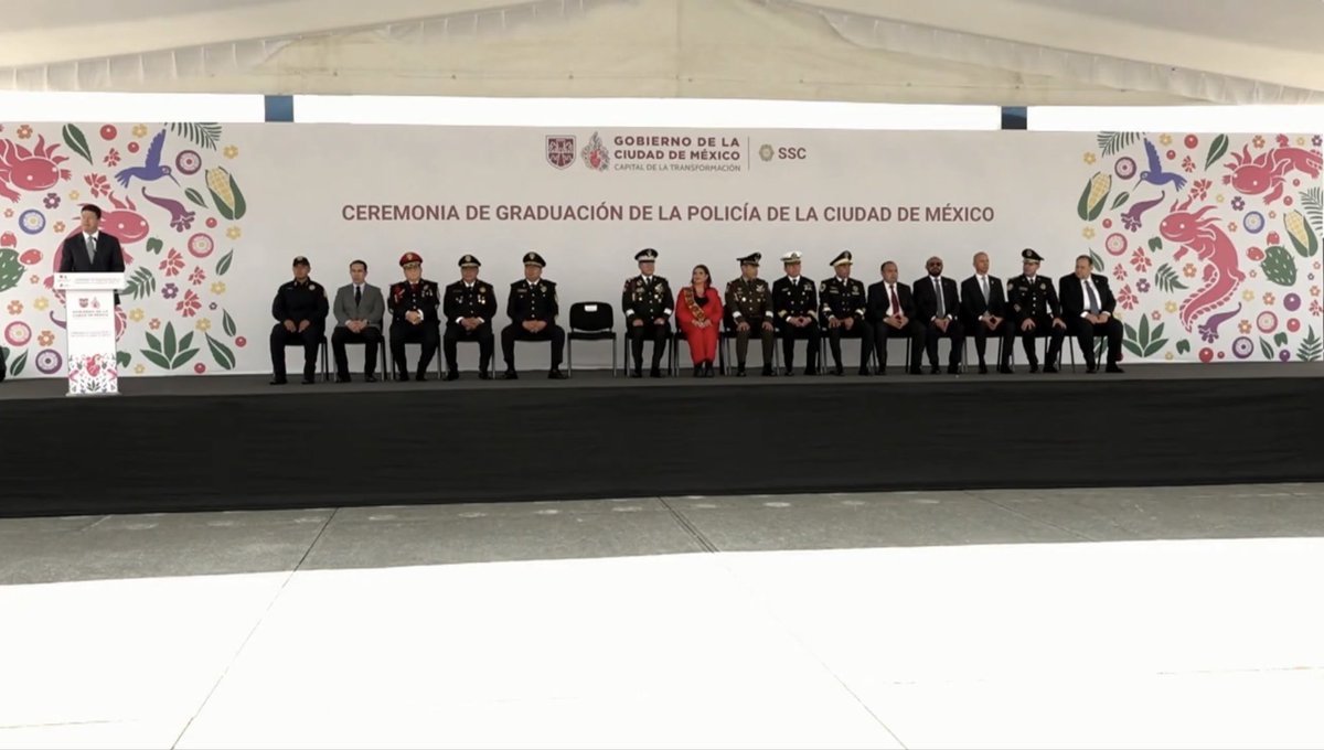AnitaLomeli's tweet photo. 👮‍♀️🎓 En la ceremonia de graduación de la Universidad de la Policía de la Ciudad de México, la Jefa de Gobierno, @ClaraBrugadaM, reconoció la entrega de las y los policías que protegieron a millones de personas durante la fiesta mundialista y anunció un incentivo económico extraordinario para todos los policías y personal operativo. Un acto de justicia para quienes cuidan todos los días a la #CiudadDeMéxico.