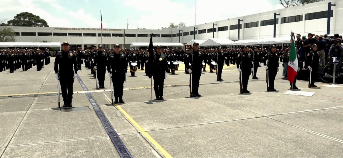 AnitaLomeli's tweet photo. 👮‍♀️🎓 En la ceremonia de graduación de la Universidad de la Policía de la Ciudad de México, la Jefa de Gobierno, @ClaraBrugadaM, reconoció la entrega de las y los policías que protegieron a millones de personas durante la fiesta mundialista y anunció un incentivo económico extraordinario para todos los policías y personal operativo. Un acto de justicia para quienes cuidan todos los días a la #CiudadDeMéxico.