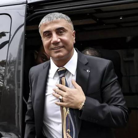 sokakkedisitv's tweet photo. 🔴 Diyabet nedeniyle ciddi sağlık sorunları yaşayan ve geçirdiği operasyonların ardından ayak parmakları kesilen sanatçı Ömer Danış, yayımladığı videoda Sedat PEKER’den destek talebinde bulundu.

▪️Sedat PEKER, Ömer Danış’a 3,5 milyon TL maddi destekte bulundu. https://t.co/JijeUWvkB0