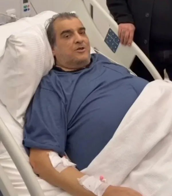 sokakkedisitv's tweet photo. 🔴 Diyabet nedeniyle ciddi sağlık sorunları yaşayan ve geçirdiği operasyonların ardından ayak parmakları kesilen sanatçı Ömer Danış, yayımladığı videoda Sedat PEKER’den destek talebinde bulundu.

▪️Sedat PEKER, Ömer Danış’a 3,5 milyon TL maddi destekte bulundu. https://t.co/JijeUWvkB0