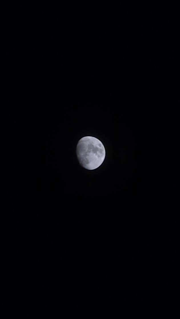 archistra's tweet photo. Today's moon 🌔 https://t.co/HZmhkuP6d2