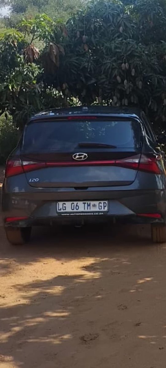 SkeemNoa's tweet photo. STOLEN ! Please Help! Thobela Ke Kgopela Thuso, Koloi Ya Cousin Baeutswije. Anyone Aka Thusang Banna🙏🏿 .Please Call +27 72 262 3315 https://t.co/dYUE2ifSW6