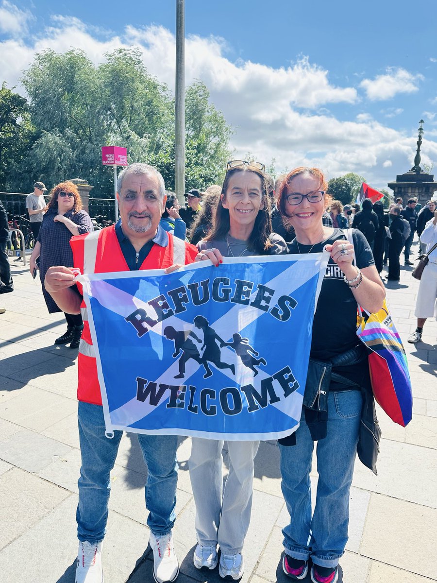 MohammadAsif_1's tweet photo. Unite the Clan managed to pull just 400 racists from across the UK after three months of planning for their national protest

Once again, we outnumbered the racists &amp; the far right. We got over 4000 people 2day. They were kettled 4hours, arrests were made &amp; they left demoralised. https://t.co/i9J6f4bJSQ