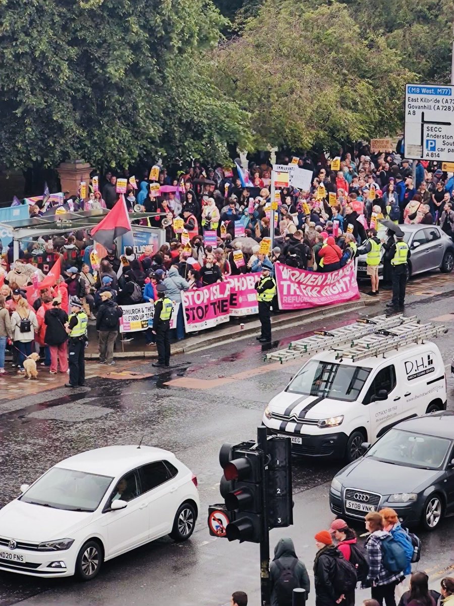 MohammadAsif_1's tweet photo. Unite the Clan managed to pull just 400 racists from across the UK after three months of planning for their national protest

Once again, we outnumbered the racists &amp; the far right. We got over 4000 people 2day. They were kettled 4hours, arrests were made &amp; they left demoralised. https://t.co/i9J6f4bJSQ