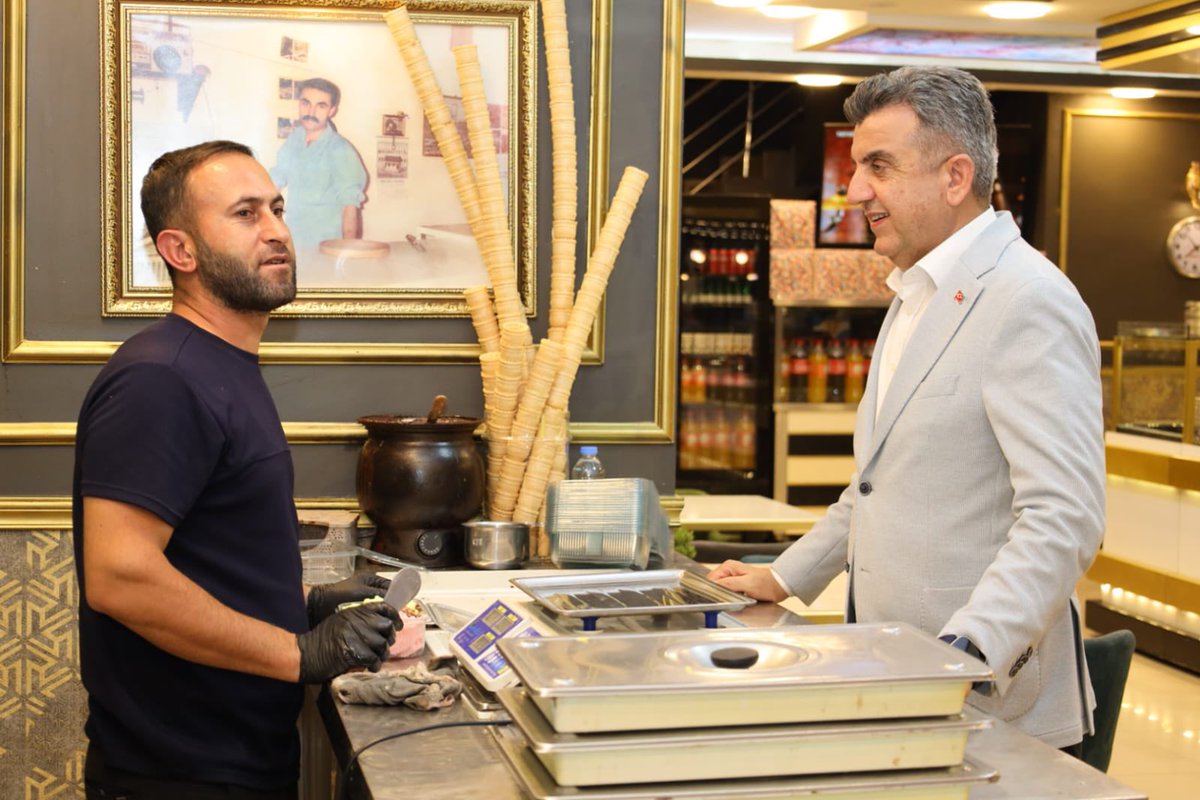milhamigunbegi's tweet photo. 2/ Karaköprü ilçemizdeki kıymetli esnaflarımıza hayırlı işler, bereketli kazançlar diledik, hal-hatır sorduk, gönül köprüleri kurduk, gönüller kazandık, selamlaştığımız, kucaklaştığımız hemşehrilerimizin gönül muhabbetine ortak olduk, sorun ve bize ilettikleri talepleri dinledik. 

📍#Karaköprü
