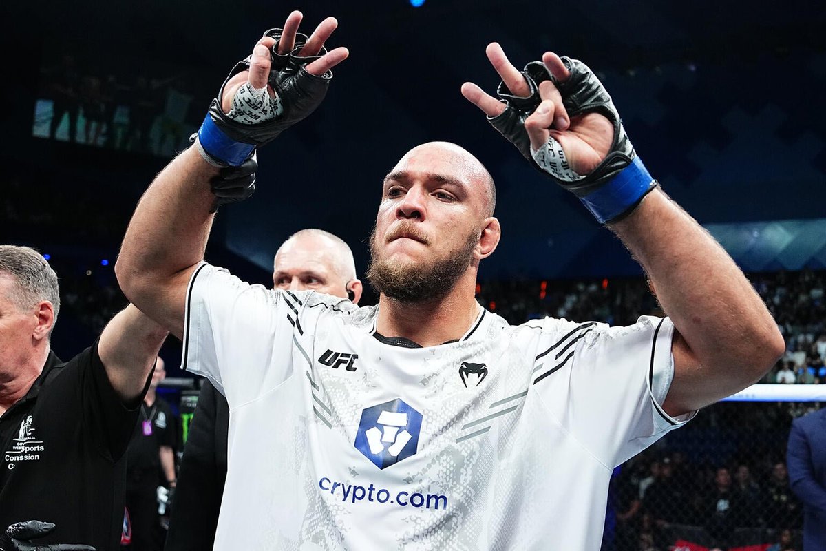 Mirajfd's tweet photo. Valter “The Clean Monster” Walker just submitted Thomas Petersen with a calf slicer in Round 1 at #UFCAbuDhabi   That’s 5 straight submissions in the UFC. Heavyweight division better watch out.  Who’s getting the next heel/calf special?   #UFC https://t.co/z1gVlSpTXF