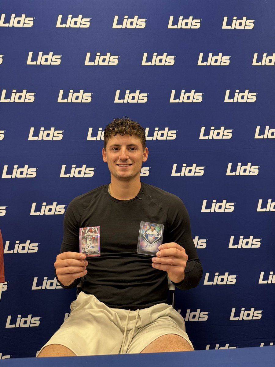 JustBB_Media's tweet photo. Colson Montgomery pulled a Yamamoto Auto /10 in his FIRST pack at @lids 🤯 https://t.co/fs972WCZ3x