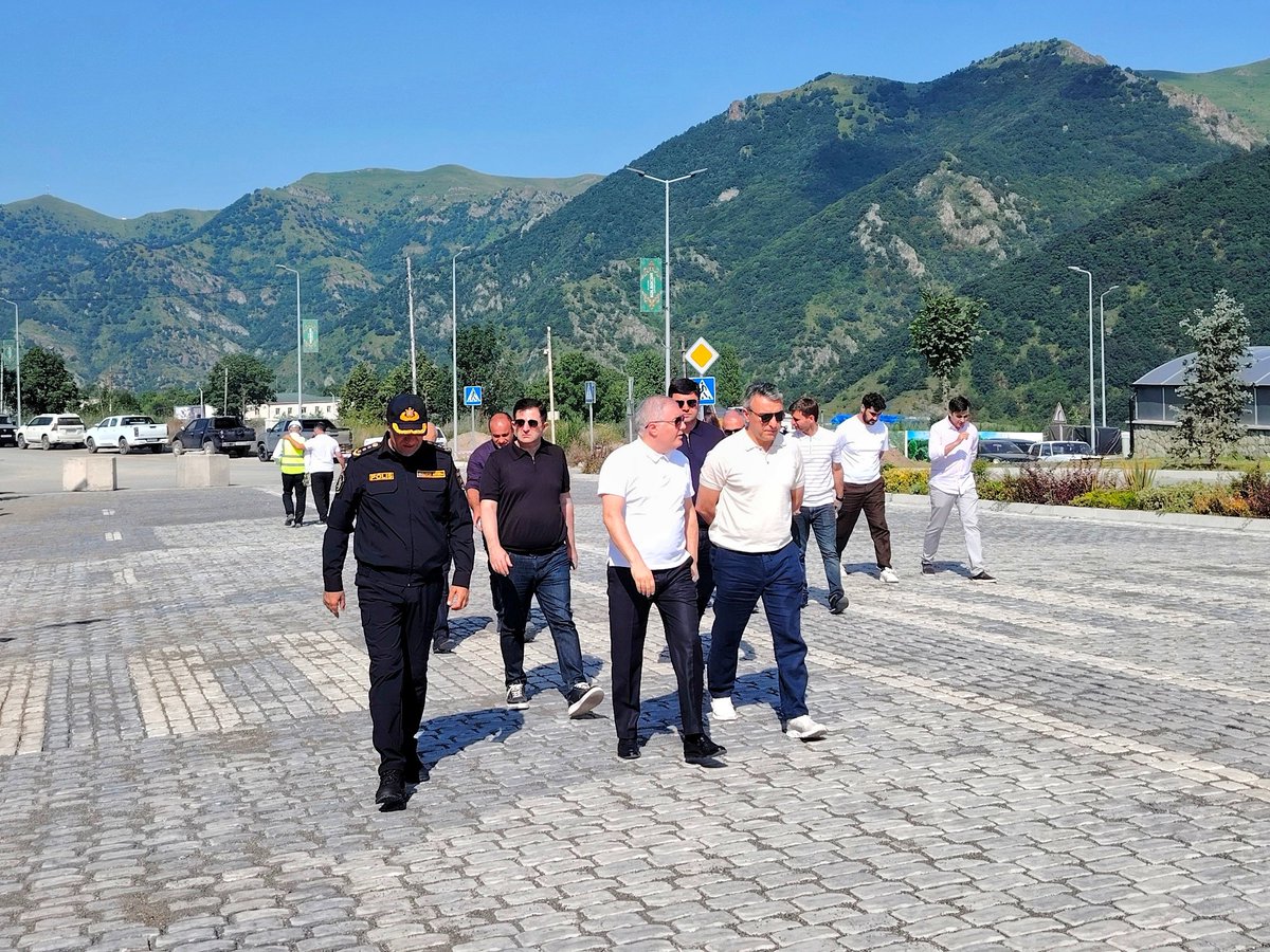 kelbecerxn's tweet photo. Kəlbəcərdə yol layihələrinə baxış keçirilib

Azərbaycan Respublikası Prezidentinin Kəlbəcər rayonunda xüsusi nümayəndəsi Bəşir Hacıyev və Azərbaycan Avtomobil Yolları Dövlət Agentliyinin İdarə Heyətinin sədri Vüsal Nəsirli rayon ərazisində yol layihələri ilə tanış olublar. https://t.co/Zckx1HJz0u