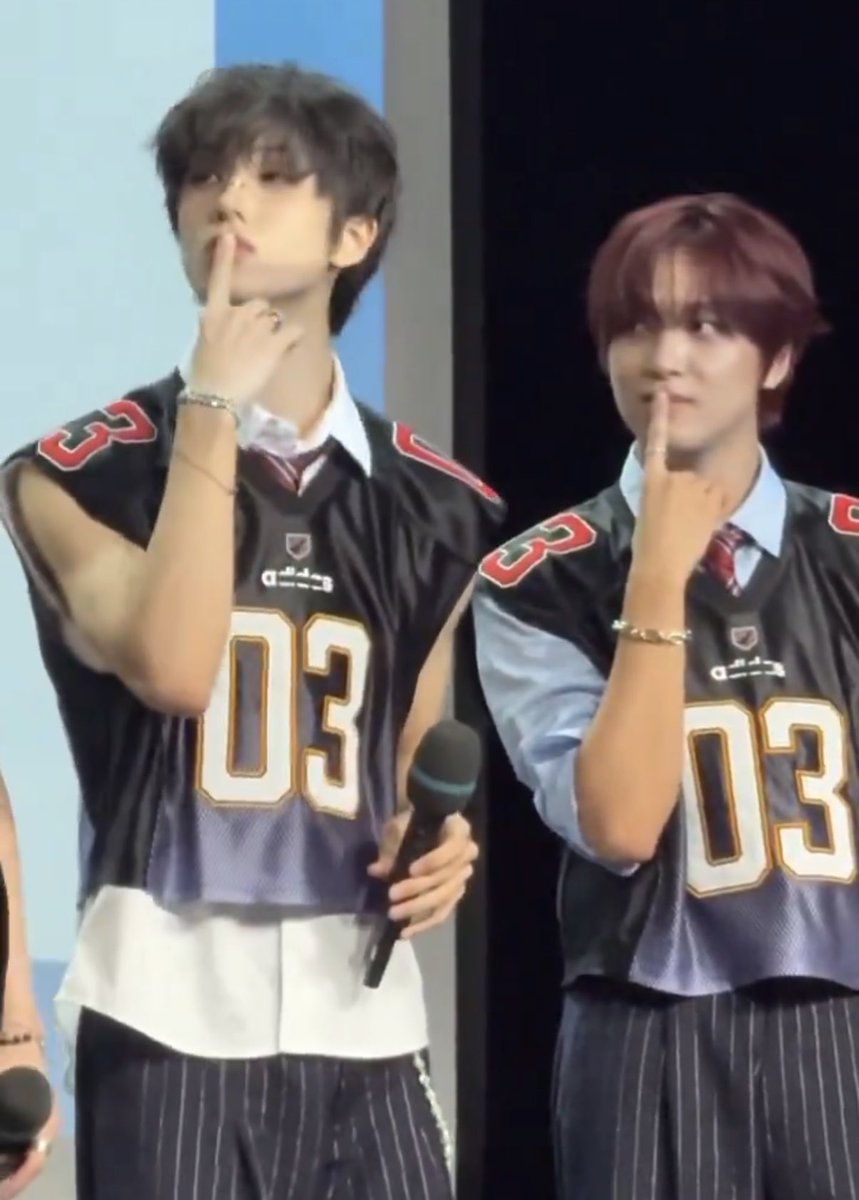 jihyucknation's tweet photo. height difference 😵‍💫 https://t.co/JEtQkmOOV5