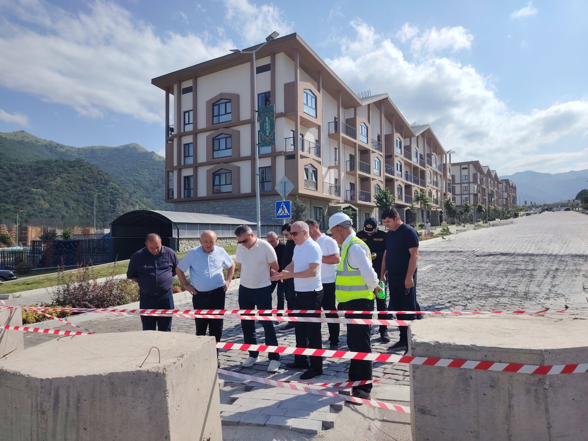 kelbecerxn's tweet photo. Kəlbəcərdə yol layihələrinə baxış keçirilib

Azərbaycan Respublikası Prezidentinin Kəlbəcər rayonunda xüsusi nümayəndəsi Bəşir Hacıyev və Azərbaycan Avtomobil Yolları Dövlət Agentliyinin İdarə Heyətinin sədri Vüsal Nəsirli rayon ərazisində yol layihələri ilə tanış olublar. https://t.co/Zckx1HJz0u