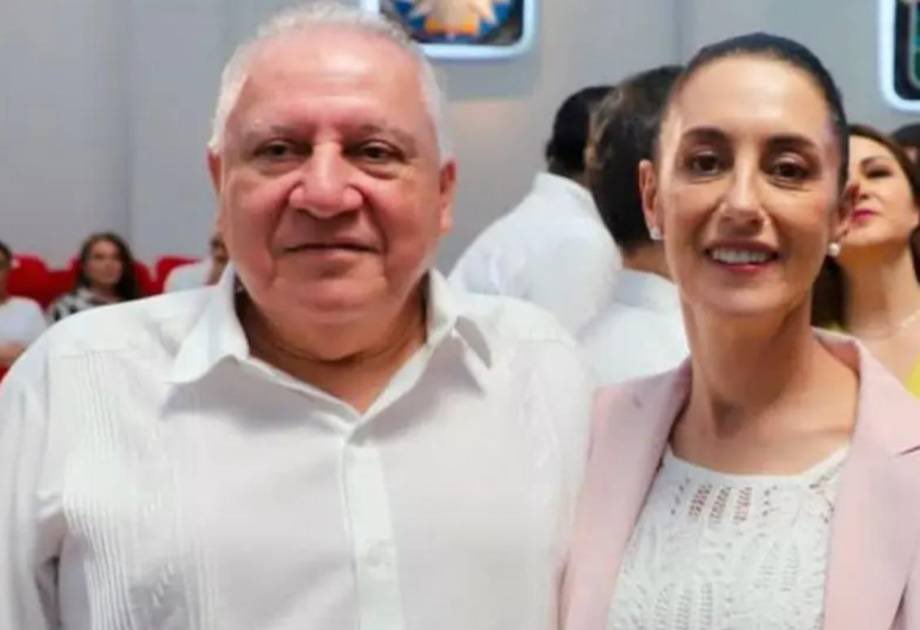 JTrianaT's tweet photo. 4/4

RAFAEL MARÍN MOLLINEDO
Titular de la Agencia Nacional de Aduanas 
Diciembre 2022 - junio 2023
Febrero 2025 - marzo 2026

En diciembre de 2022 llegó Rafael Marín Mollinedo, primo de Nico, el histórico chofer de López Obrador. Seis meses después fue enviado como representante de México ante la Organización Mundial del Comercio.

Sheinbaum regresó a Marín Mollinedo a Aduanas en febrero de 2025. Semanas después fue asegurado en Tampico el buque Challenge Procyon. El gobierno anunció el decomiso de 10 millones de litros de combustible ilegal, aunque documentos oficiales indicaron que el cargamento superaba los 20 millones. Nadie explicó la diferencia. El director financiero del puerto era Francisco Javier Antonio Martínez, antiguo funcionario de Aduanas durante la gestión de Duarte, quien acumuló una fortuna imposible de explicar y, mientras ocupaba un cargo público, también era socio de los propietarios de Intanza, la empresa que introdujo el cargamento de huachicol. Fue detenido meses después.

En ese mismo periodo apareció Alex Tonatiuh Márquez, Lord Relojes, nombrado por Marín Mollinedo como director de Investigación Aduanera. Se le descubrió una ostentosa colección de relojes valuada en casi ocho millones de pesos y un penthouse de tres pisos en Polanco, sin que pudiera justificar el origen de los recursos. Lo cesaron, pero no lo procesaron.

En las narices de Marín Mollinedo entraron al país los 129 ferrotanques encontrados en Coahuila por el caso Ingemar y Ruffo. Dejó el cargo en marzo de 2026 para buscar la candidatura de Morena a la gubernatura de Quintana Roo, estado donde acumula señalamientos por la adquisición de departamentos de lujo y por riqueza inexplicable.

En marzo de 2025, las autoridades encontraron casi ocho millones de litros de diésel, cien contenedores, tractocamiones y motobombas en un predio de Ensenada propiedad de Gerardo Novelo, exsenador de Morena. Novelo tramitó un amparo y sigue libre, sin haber sido vinculado a proceso.