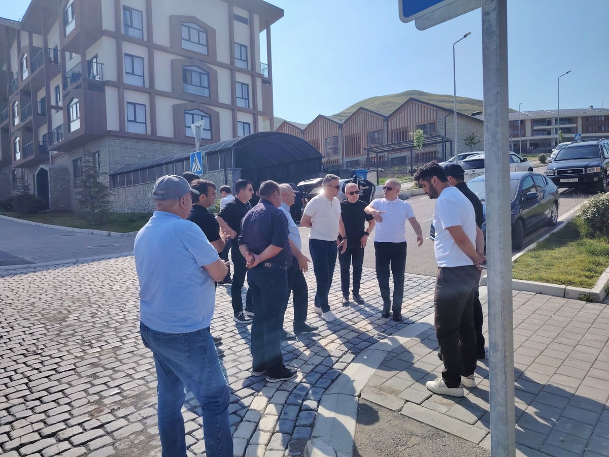 kelbecerxn's tweet photo. Kəlbəcərdə yol layihələrinə baxış keçirilib

Azərbaycan Respublikası Prezidentinin Kəlbəcər rayonunda xüsusi nümayəndəsi Bəşir Hacıyev və Azərbaycan Avtomobil Yolları Dövlət Agentliyinin İdarə Heyətinin sədri Vüsal Nəsirli rayon ərazisində yol layihələri ilə tanış olublar. https://t.co/Zckx1HJz0u