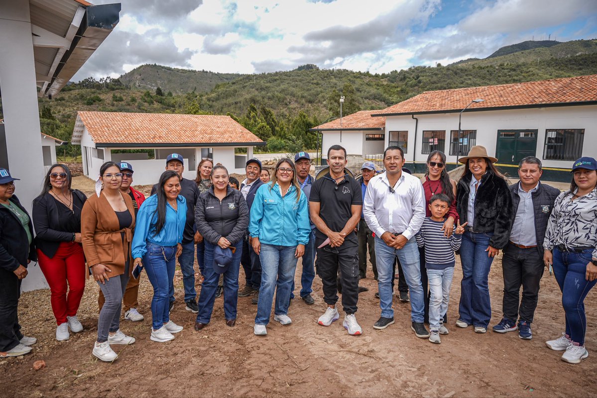 CundinamarcaGob's tweet photo. #AndoCumpliendo | En la vereda Chápala, #Cucunubá, el gobernador @JorgeEmilioRey verificó el avance de la segunda etapa de la escuela rural. Con una inversión de $1.500 millones, la obra alcanza un 85 % de ejecución y estará lista en cerca de 60 días. https://t.co/dXMDOCtcYY