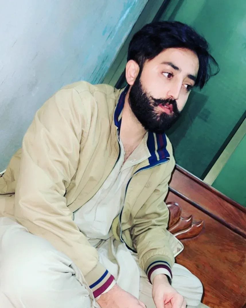 RiziBaloch1's tweet photo. جیئند بلوچ نے ساختیاتی جبر کو سمجھنے کے لیے سوشیالوجی پڑھی۔ انہیں انکمیونیکاڈو رکھ کر ریاست نے ان کا مقالہ سچ ثابت کر دیا: ریاستی مشینری کا واحد مقصد جمہوری آوازوں کو کچلنا ہے۔ #ReleaseJiandBaloch https://t.co/DAqYZTgHtV