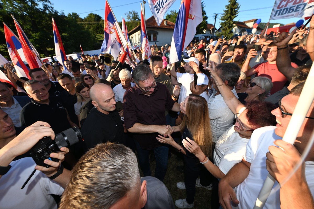 sns_srbija's tweet photo. Председник Вучић @avucic изјавио је, на скупу грађана у селу Дрежник код Ужица, да ће бити убрзана градња ауто-пута од Мачката ка Котроману на граници са Републиком Српском и истакао да ће у пројекте у ужичком крају бити уложено око милијарду евра.
https://t.co/uZmzvkdpVH https://t.co/geg3vmNiWZ