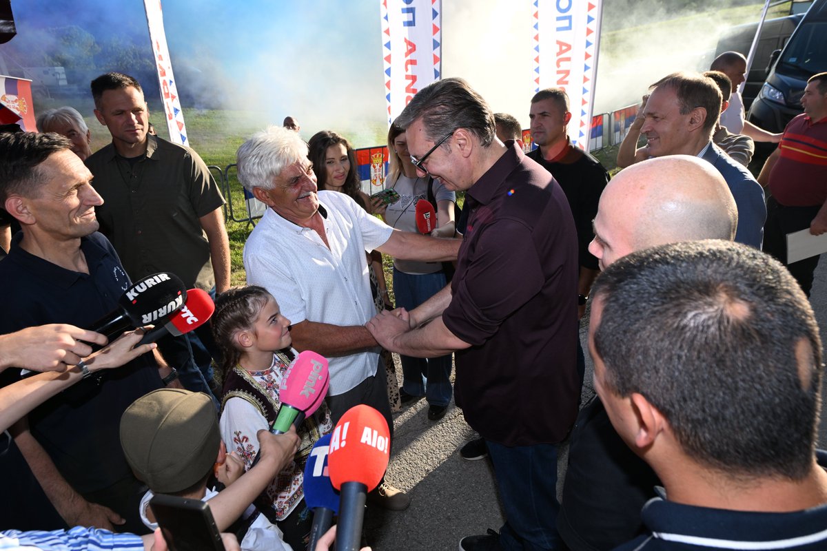 sns_srbija's tweet photo. Председник Вучић @avucic изјавио је, на скупу грађана у селу Дрежник код Ужица, да ће бити убрзана градња ауто-пута од Мачката ка Котроману на граници са Републиком Српском и истакао да ће у пројекте у ужичком крају бити уложено око милијарду евра.
https://t.co/uZmzvkdpVH https://t.co/geg3vmNiWZ