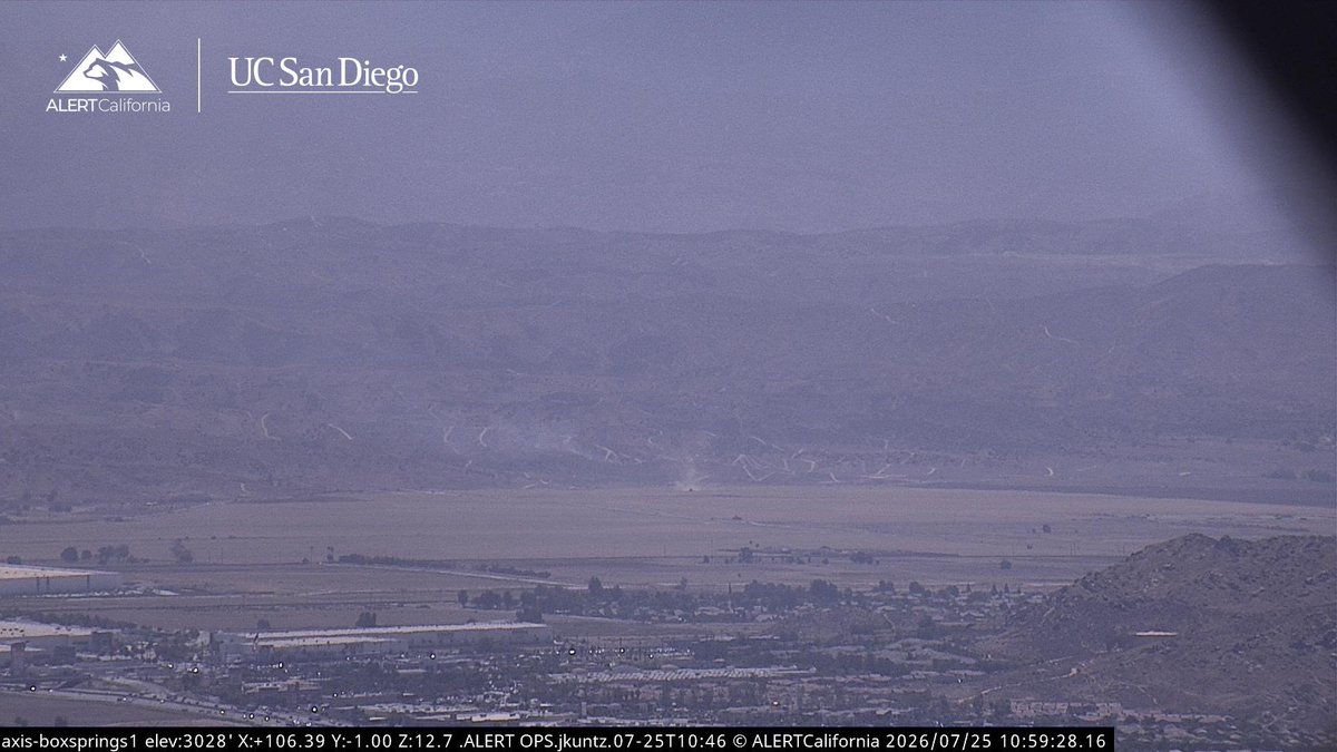 DanielFireTruck's tweet photo. This is the #VirginiaFire at Gilman Springs Road, East of Moreno Valley.
Air Tanker 73 made a drop across the head and it’s hung up on a ridge. https://t.co/s4JtR2cM6h
