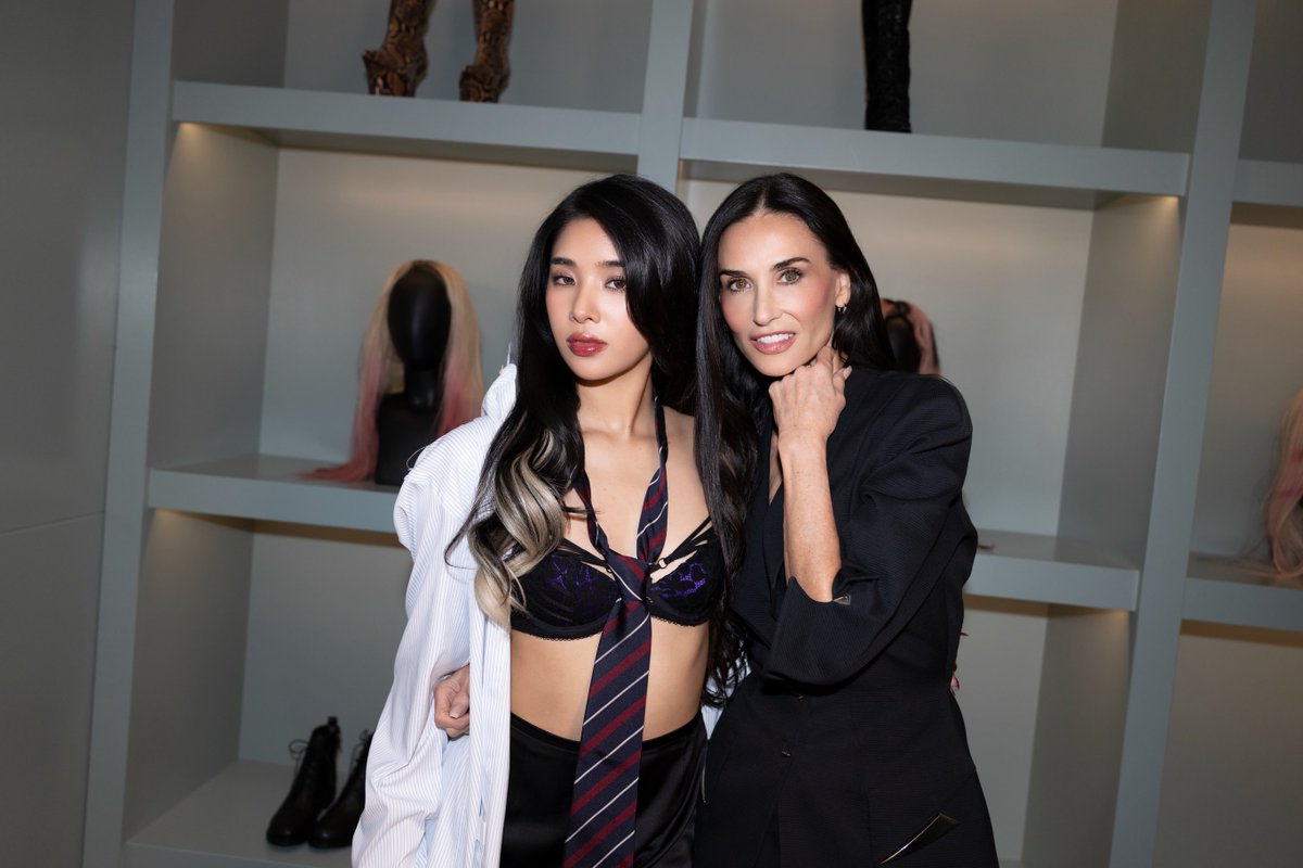 dailylaforteza's tweet photo. SOPHIA WITH DEMI MOORE https://t.co/L6YATARSgh