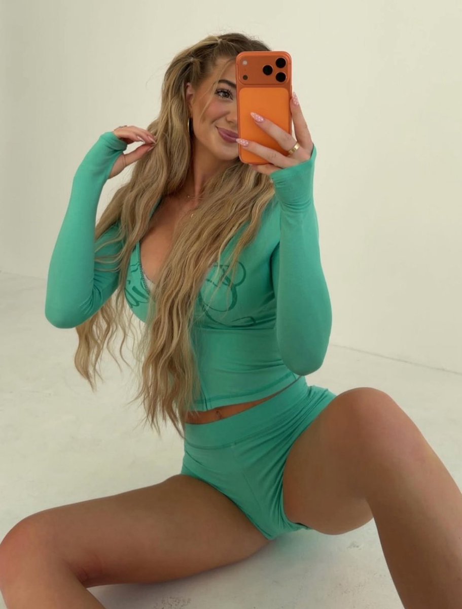 BellaDake3t's tweet photo. Do you guys love my dress 👗?? ￼￼😋👅 https://t.co/tXQqhwmUNs