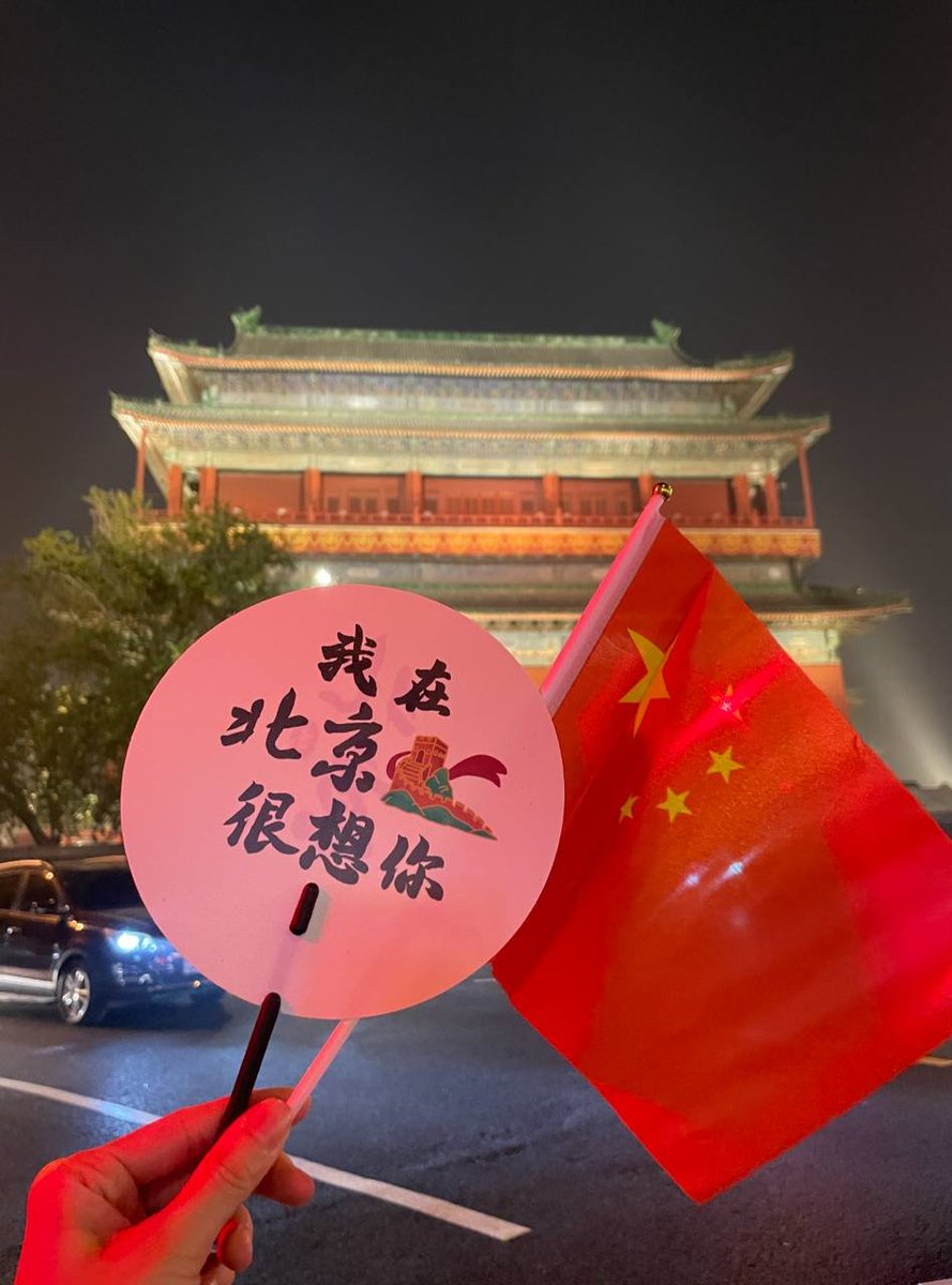 Julie14102575's tweet photo. 可惜你不在北京，你也不知道晚上的什刹海有多热闹！#北京 https://t.co/Z0bMMKr5A2