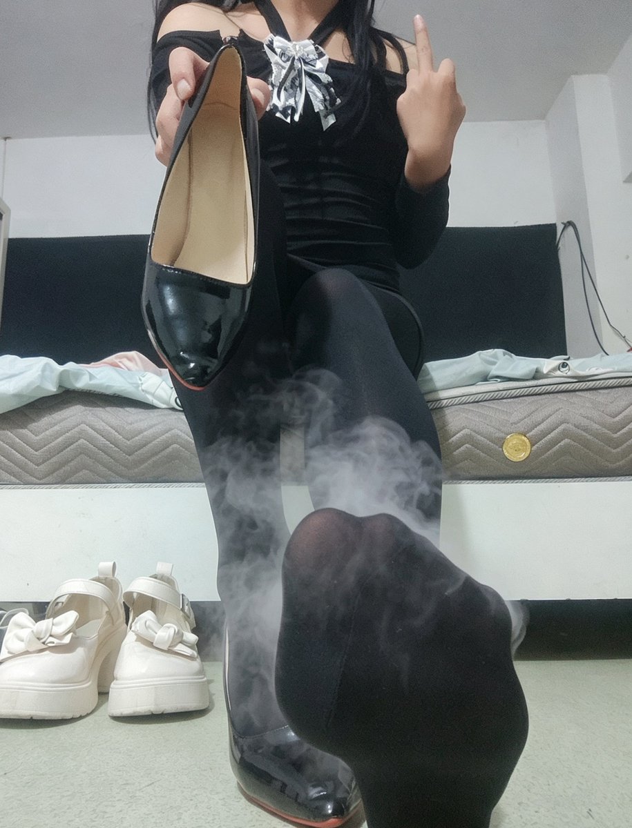 xtyi520's tweet photo. 哦所以呢贱狗 凑过来自己跪在地上把妈妈的臭脚气全部吸进你的狗脑子里 傻逼
#男娘 #羞辱 #洗脑 #足底 #男妈妈 https://t.co/7OiuvcPBaq