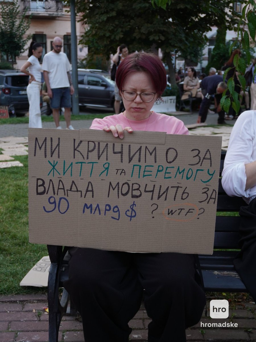 HromadskeUA's tweet photo. У Києві люди вкотре вийшли на протест із вимогою повернути Михайла Федорова на посаду міністра оборони

Фото: Яна Сірак / hromadske https://t.co/vUxsmbL8Un