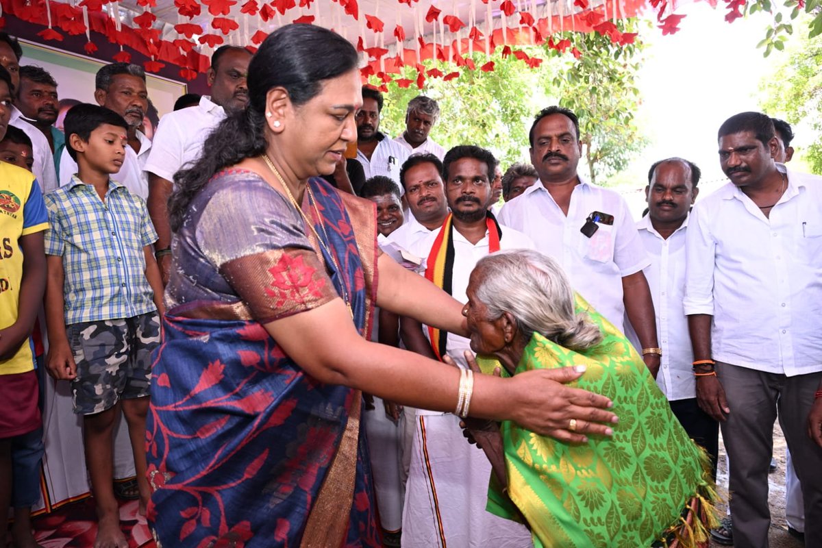PremallathaDmdk's tweet photo. கேப்டன் அவர்களின் ஆசீர்வாதத்துடன்...

இன்று விருத்தாச்சலம் மக்களை நேரில் சந்தித்து, அவர்களின் குறைகள் மற்றும் கோரிக்கைகளை பொறுமையாக கேட்டறிந்தேன்.

மக்களின் தேவைகளை முன்னிலைப்படுத்தி, அவர்கள் முன்வைத்த பிரச்சினைகளுக்கு விரைவான தீர்வு கிடைக்க சம்பந்தப்பட்ட அதிகாரிகளின் கவனத்திற்கு கொண்டு சென்று, தொடர்ந்து நடவடிக்கை எடுப்பேன்.

நம் கேப்டன் காட்டிய மக்கள் சேவைப் பாதையில், உங்களுக்காக என்றும் பயணிப்பேன். 

மக்களின் நம்பிக்கையே என் பலம்.

#CaptainVijayakanth #CaptainLegacy #CaptainPath #Virudhachalam #DMDK