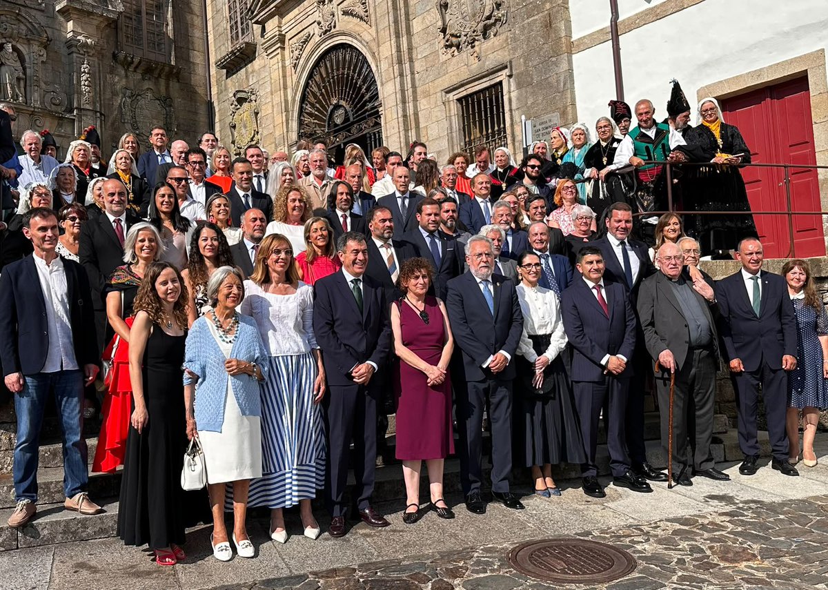 AitorBouza's tweet photo. Na tradicional ofrenda floral a Rosalía de Castro no Panteón de Galegas e Galegos Ilustres.

Unha homenaxe a quen deu voz a Galicia e deixou un legado inmorrente para a nosa lingua, a nosa cultura e a nosa identidade. https://t.co/LHOtA2MKqA