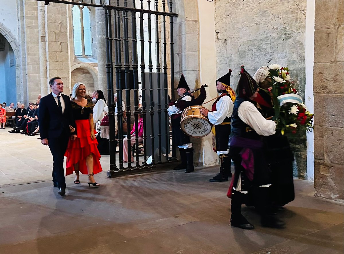 AitorBouza's tweet photo. Na tradicional ofrenda floral a Rosalía de Castro no Panteón de Galegas e Galegos Ilustres.

Unha homenaxe a quen deu voz a Galicia e deixou un legado inmorrente para a nosa lingua, a nosa cultura e a nosa identidade. https://t.co/LHOtA2MKqA