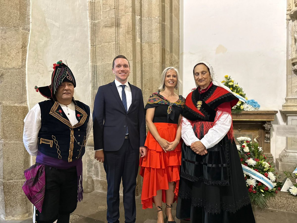 AitorBouza's tweet photo. Na tradicional ofrenda floral a Rosalía de Castro no Panteón de Galegas e Galegos Ilustres.

Unha homenaxe a quen deu voz a Galicia e deixou un legado inmorrente para a nosa lingua, a nosa cultura e a nosa identidade. https://t.co/LHOtA2MKqA