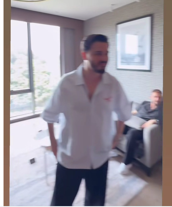 Zeincoz's tweet photo. @Styllee164506 and you have proof they weren't together oh i have something for you hold on the blurred pic was your turning point so convinced that is Mark well darling here's a gift open it https://t.co/sEksqRmb4X