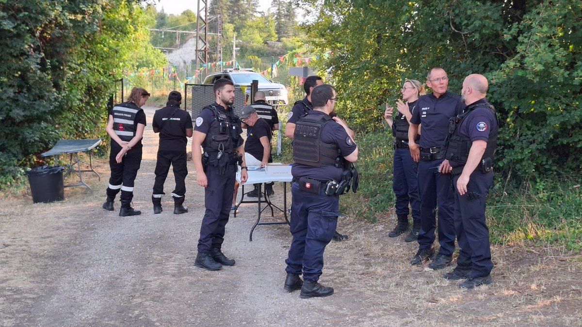 AnthoDepe's tweet photo. Nouveau concert de Barbara Butch : dispositif de sécurité renforcé au festival du Hameau.

La DJ avait écourté son dernier concert (Grenoble) suite à une action de manifestants pour la Palestine.

📷image Laurent.B @LinePress_Off

#25juillet2026 #SaintMartinDuTertre #BarbaraButch https://t.co/E4tOfgh7fq