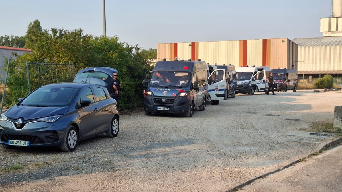 AnthoDepe's tweet photo. Nouveau concert de Barbara Butch : dispositif de sécurité renforcé au festival du Hameau.

La DJ avait écourté son dernier concert (Grenoble) suite à une action de manifestants pour la Palestine.

📷image Laurent.B @LinePress_Off

#25juillet2026 #SaintMartinDuTertre #BarbaraButch https://t.co/E4tOfgh7fq