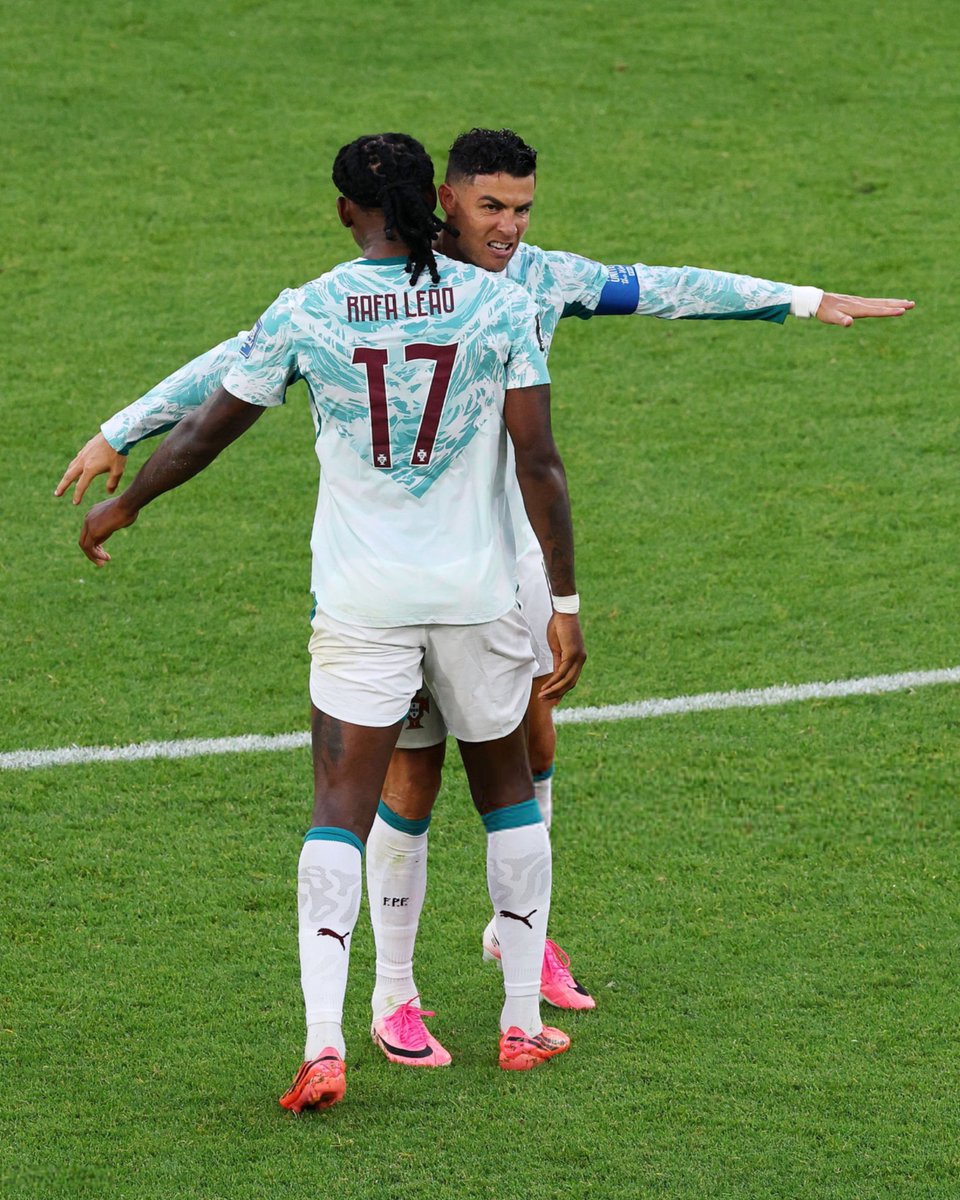 TimelineCR7's tweet photo. 🚨 How was it playing alongside Cristiano Ronaldo at the World Cup?

🇵🇹 RAFAEL LEÃO:

“I think Cristiano has had an incredible competitive spirit since 2007, and he is a source of inspiration for all of us in the national team, both on and off the pitch.

I believe that whenever we play with Cristiano Ronaldo on the pitch, we start the match 1–0 up.

And of course, we’ll continue to rely on him because he is a very important player for us.”