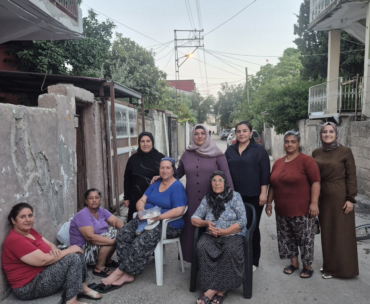 YuregirAk's tweet photo. 📍Kazımkarabekir 

İlçe Kadın Kolları Başkanımız Fatma Ceylan ve Yönetim Kurulu Üyelerimiz, çat kapı ziyaretinde bulunarak, Cumhurbaşkanımız'ın selamlarını ilettiler. 

Sahada olmak ve her gönüle dokunmak için çalışmaya devam ediyoruz. https://t.co/eQyoFa50jd