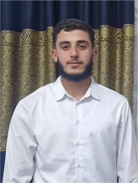 SariHamad6's tweet photo. ابن العم عامر رمضان الأسود 

ابن مدينة القورية الأبية ابن عشيرة القرعان 

عامر غادر  منزله صباحًا للالتحاق بعمله في وزارة الداخلية، حاملاً أحلامه وطموحه لخدمة وطنه ومستقبله.

خرج ليبدأ فصلاً جديداً من حياته، لكن القدر سبق كل الأمنيات، فعاد إلى أهله مساءً محمولاً على الأكتاف،شهيداً بإذن الله  .

إنا لله وإنا إليه راجعون