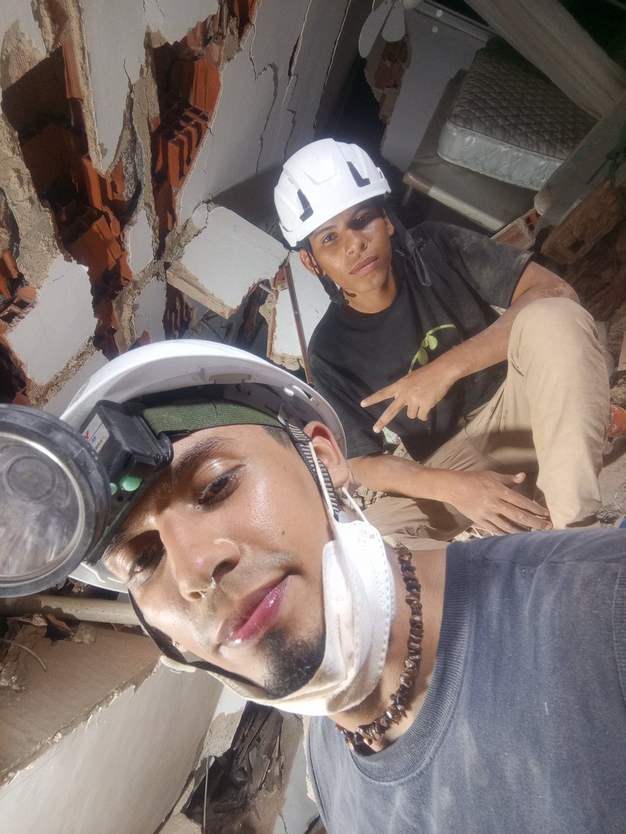 AngelMoreno_LM's tweet photo. Ayer estuvimos toda la madrugada en Macuto, Punta Piedra. Mi otro pana (Andrés) que es topo, necesita un teléfonito en calidad de donación para poder mantenerse comunicado con el resto del equipo.

En el Club Tanaguarenas está nuestro equipo y necesitamos RODILLERAS protectoras. https://t.co/zBlFI59dmW