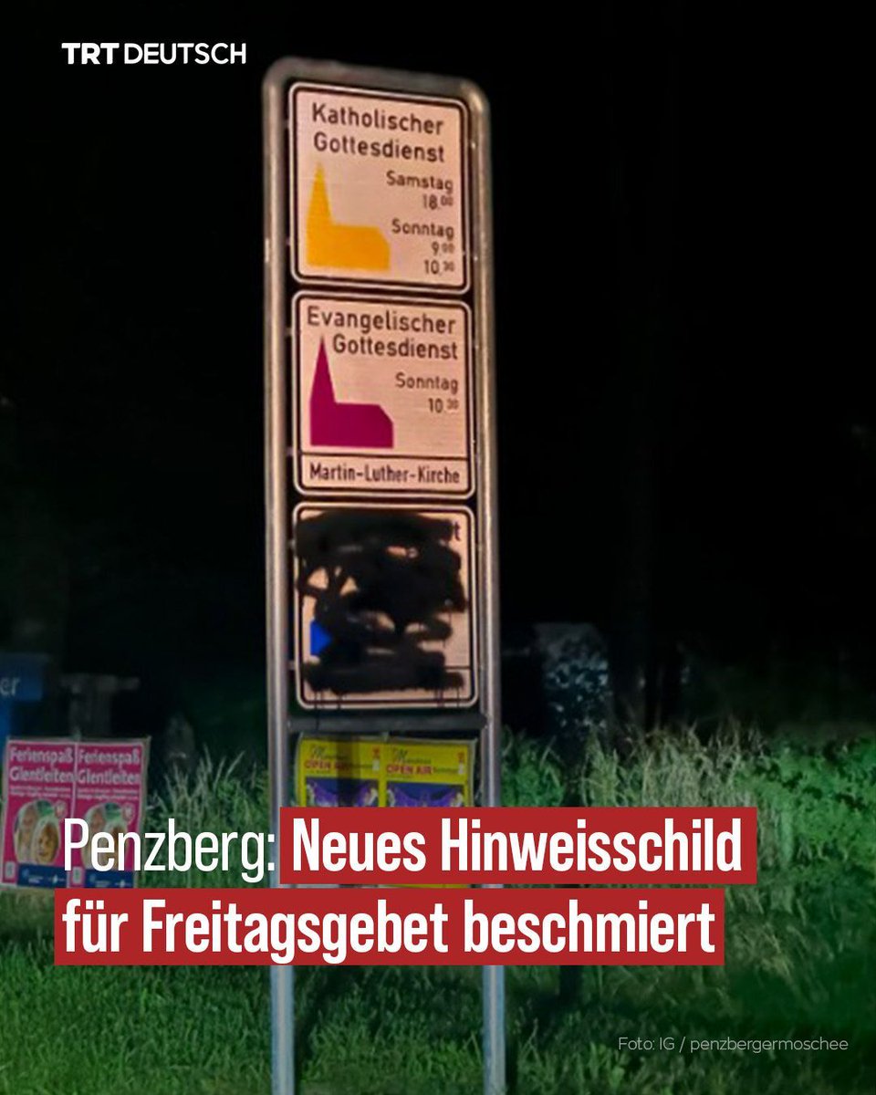 TRTDeutsch's tweet photo. Das neu aufgestellte Hinweisschild für das muslimische Freitagsgebet im oberbayerischen Penzberg ist in der Nacht auf Samstag mit schwarzer Farbe beschmiert worden. Das teilte die Islamische Gemeinde Penzberg am Samstag auf ihrem Instagram-Account mit.

„Ein beschmiertes Schild – ein Angriff auf unser Miteinander“, schrieb der Imam Benjamin Idriz in seinem Statement, das von der Moscheegemeinde geteilt wurde. „Das beschmierte Schild ist kein Ausdruck von Meinungsfreiheit. Es ist ein Ausdruck von Intoleranz, Feindseligkeit und Muslimfeindlichkeit.“

Erst vor wenigen Tagen waren an Ortseingängen vier Schilder aufgestellt worden, die nicht nur auf die katholischen und evangelischen Gottesdienstzeiten aufmerksam machen sollen, sondern auch auf das Freitagsgebet der Penzberger Moschee.

Mit diesem gemeinsamen Projekt setze man ein Zeichen für gelebte Ökumene, gegenseitigen Respekt und den interreligiösen Dialog, hatte die Stadt Penzberg daraufhin auf ihrer Facebook-Seite mitgeteilt.

Während die Moscheegemeinde nach Einweihung der Schilder die Reaktionen in Penzberg als „durchweg positiv“ bezeichnete, beklagte sie zugleich muslimfeindliche Hassbotschaften in den sozialen Medien.