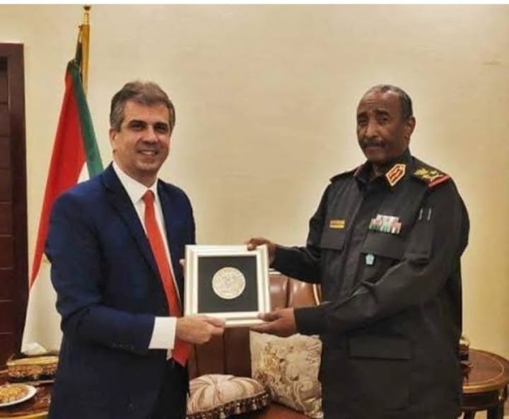 jor3atwa3y's tweet photo. صورة للعميل خالد سلك وهو يتبادل الهدايا التذكارية مع وزير المخابرات الاسرائيلي إيلي كوهين! https://t.co/Esyu9pB1Ef