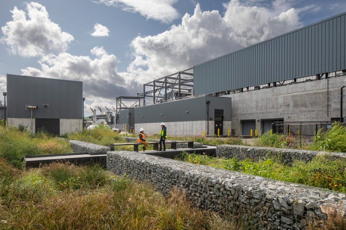 Archello's tweet photo. Signal Architecture + Research transforms essential infrastructure into a public learning space through resilient design. 
https://t.co/u2qK0mLMPm 

#MaterialsAndMethods #GreenInfrastructure #AdaptiveReuse https://t.co/O82S8xatlR