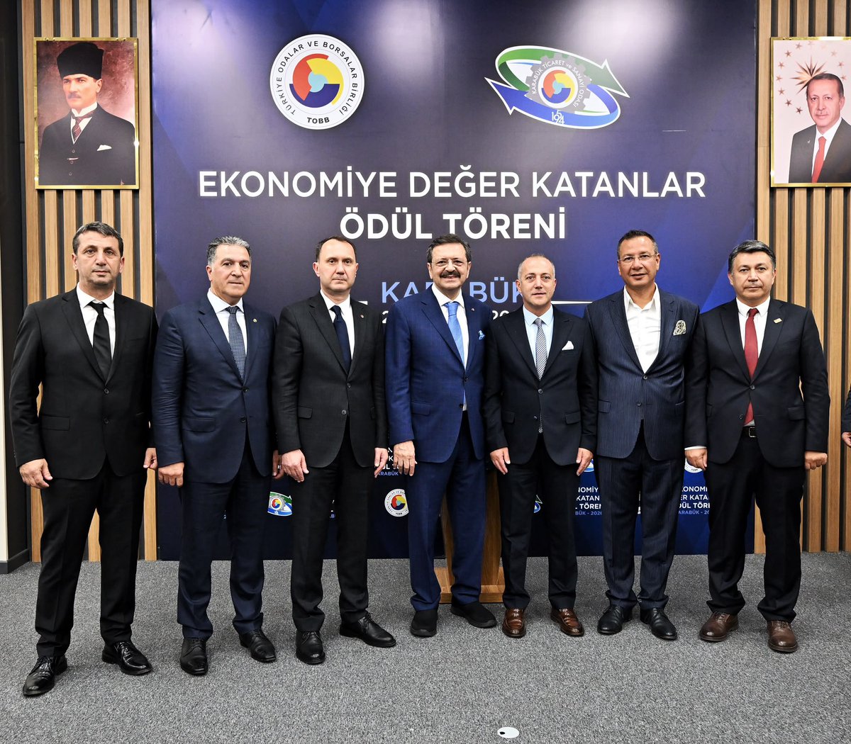 RHisarciklioglu's tweet photo. Karabük Ticaret ve Sanayi Odası tarafından düzenlenen  "Ekonomiye Değer Katanlar Ödül Töreni"nde üreten, istihdam sağlayan, ihracat yapan ve vergi rekortmeni olan girişimcilerimize fazlasıyla hak ettikleri ödüllerini takdim ettik. 

Her firma ayrı bir yıldız, her biri ödülü hak ediyor. Üreten, ihracat, yatırım yapan, istihdam sağlayan, ekonomimize değer katan tüm girişimcilerimizi yürekten kutluyorum. 👏 

Hizmet kalitesi ve kapasitesini sürekli yükselten @karabuktso Başkanımız @fthcprz’ı, Meclis Başkanımız Adnan Çebi’yi, Yönetim Kurulumuzu, Meclis üyelerimizi ve çalışan kardeşlerimi tebrik ediyorum.