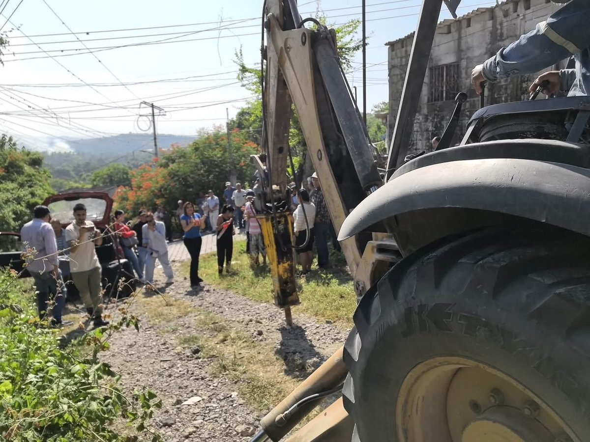 DiariodeMorelos's tweet photo. 🚧 ¡Más obras para Tetecala! La transformación de la infraestructura municipal continúa con el inicio de la construcción de la calle Catalanes, en la colonia Francisco Sarabia, una obra que busca mejorar la movilidad, brindar mayor seguridad y elevar la calidad de vida de las familias que habitan en esta zona.

Durante el arranque de los trabajos, autoridades municipales y vecinos destacaron la importancia de este proyecto, el cual representa el cumplimiento de uno de los compromisos asumidos con la comunidad. La obra forma parte de las acciones que impulsa el Ayuntamiento de Tetecala para fortalecer el desarrollo urbano del municipio.

El Gobierno Municipal, encabezado por Rosbelia Benítez Bello, informó que esta acción es resultado del trabajo conjunto con el Gobierno del Estado de Morelos, encabezado por la gobernadora Margarita González Saravia, cuyo respaldo ha permitido concretar proyectos de infraestructura en beneficio de los habitantes.

Las autoridades reiteraron que continuarán gestionando recursos y promoviendo obras que generen mejores condiciones para las familias tetecalenses, con el objetivo de impulsar el desarrollo social y económico del municipio.
