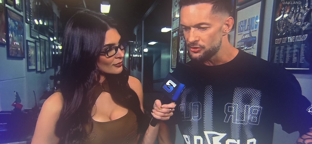 horns_headlocks's tweet photo. Anyone else think of this when they saw it or just me? Since when she wear glasses? https://t.co/Apmzuapcxe