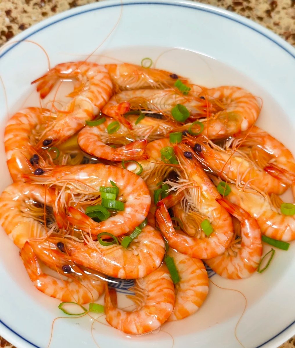 Aqwertyuip2's tweet photo. [今晚的治愈小料理——蒜香黄油煎虾，壳脆肉嫩，连壳嗦都鲜得跺脚！]， https://t.co/PMIiEbpzEe