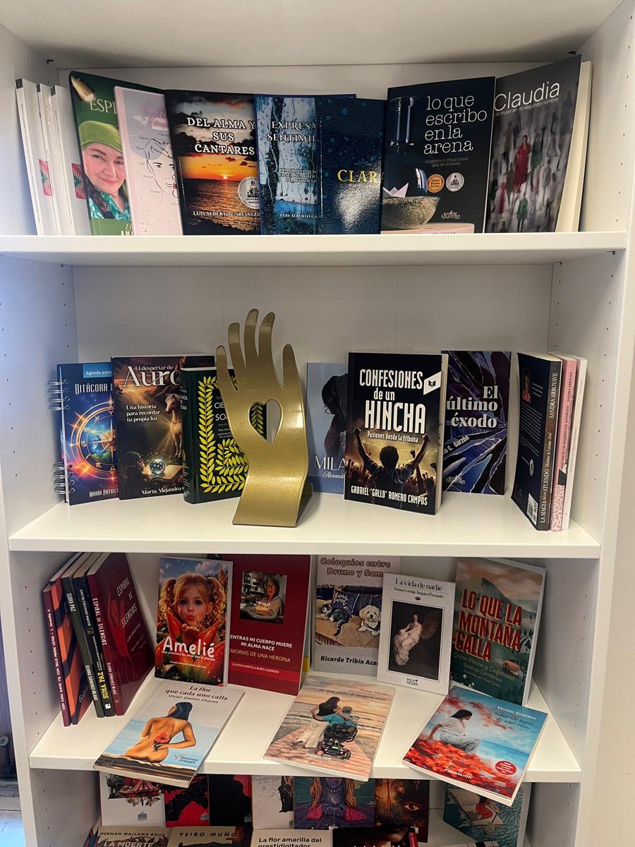 gallonocturno's tweet photo. El libro 'Confesiones de un hincha', que va más allá del fútbol y nos explica como sociedad, llegó al Consulado de Miami. Allí podrá ser leído por los colombianos, que aprecian mejor lo nuestro cuando están alejados de su país. https://t.co/Pyz4obkQsf